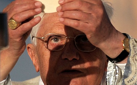 Benedykt XVI odprawia mszę w sanktuarium w Puglii