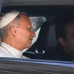 Papież Leon XIV w drodze do Szpitala Uniwersyteckiego Agostino Gemelli przed operacją usunięcia guzk