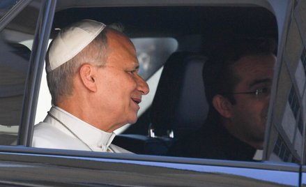 Papież Leon XIV w drodze do Szpitala Uniwersyteckiego Agostino Gemelli przed operacją usunięcia guzk