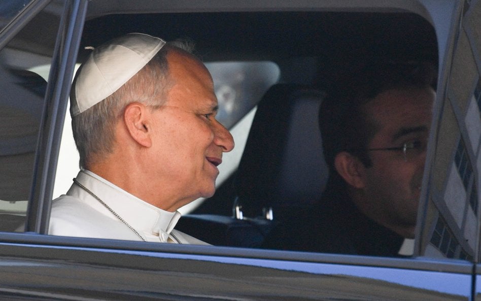 Papież Leon XIV w drodze do Szpitala Uniwersyteckiego Agostino Gemelli przed operacją usunięcia guzk