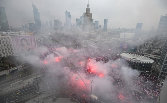 Uczestnicy Marszu Niepodległości na rondzie Dmowskiego