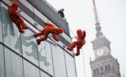 Rodzina „orangutanów” rozwija na fasadzie Domów Centrum w Warszawie transparent z napisem: „Pomocy! 