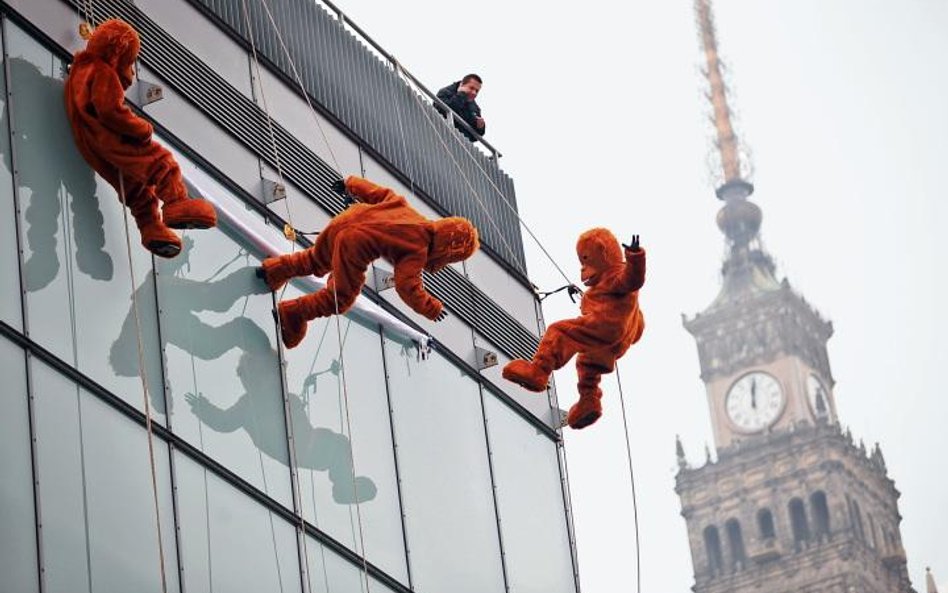 Rodzina „orangutanów” rozwija na fasadzie Domów Centrum w Warszawie transparent z napisem: „Pomocy! 