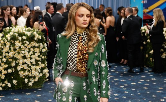 MET Gala 2025: Joey King w stylizacji Miu Miu.