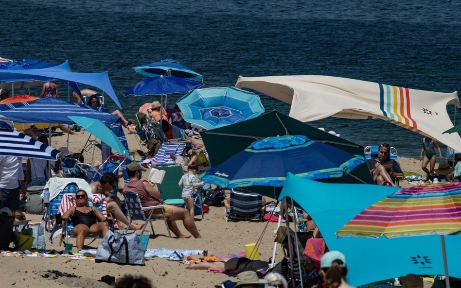 Nowa odsłona "wojny o leżaki". Będą wysokie mandaty na hiszpańskiej plaży