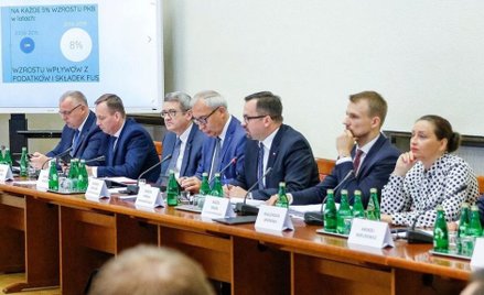 Sejmowa komisja ds. VAT pod przewodnictwem Marcina Horały z PiS (trzeci z prawej)