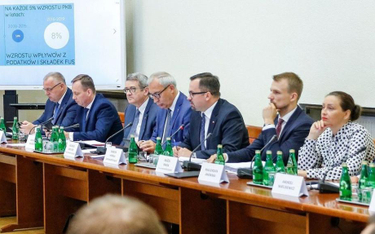Sejmowa komisja ds. VAT pod przewodnictwem Marcina Horały z PiS (trzeci z prawej)