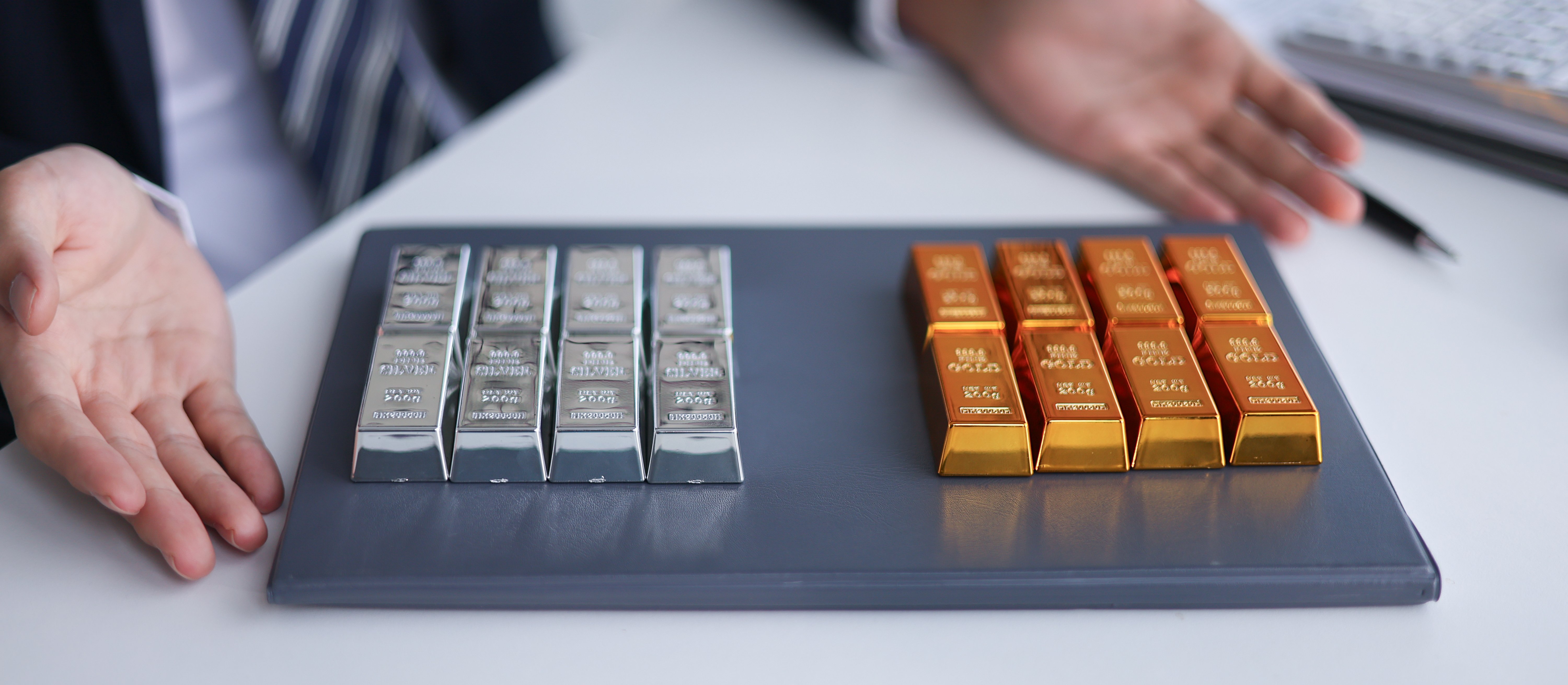 Złoto i srebro przez cały czas na fali. Poniedziałkowe zwyżki wynoszą je na rekordy