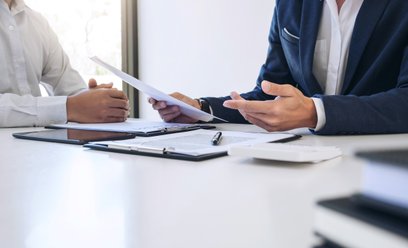 Spadki cen polis na świecie przyspieszają. Wojna na razie nie szkodzi