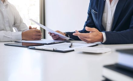 Spadki cen polis na świecie przyspieszają. Wojna na razie nie szkodzi