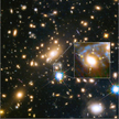 Masywna galaktyka zadziałała jak soczewka uginając promieniowanie - w efekcie mamy cztery obrazy wyb