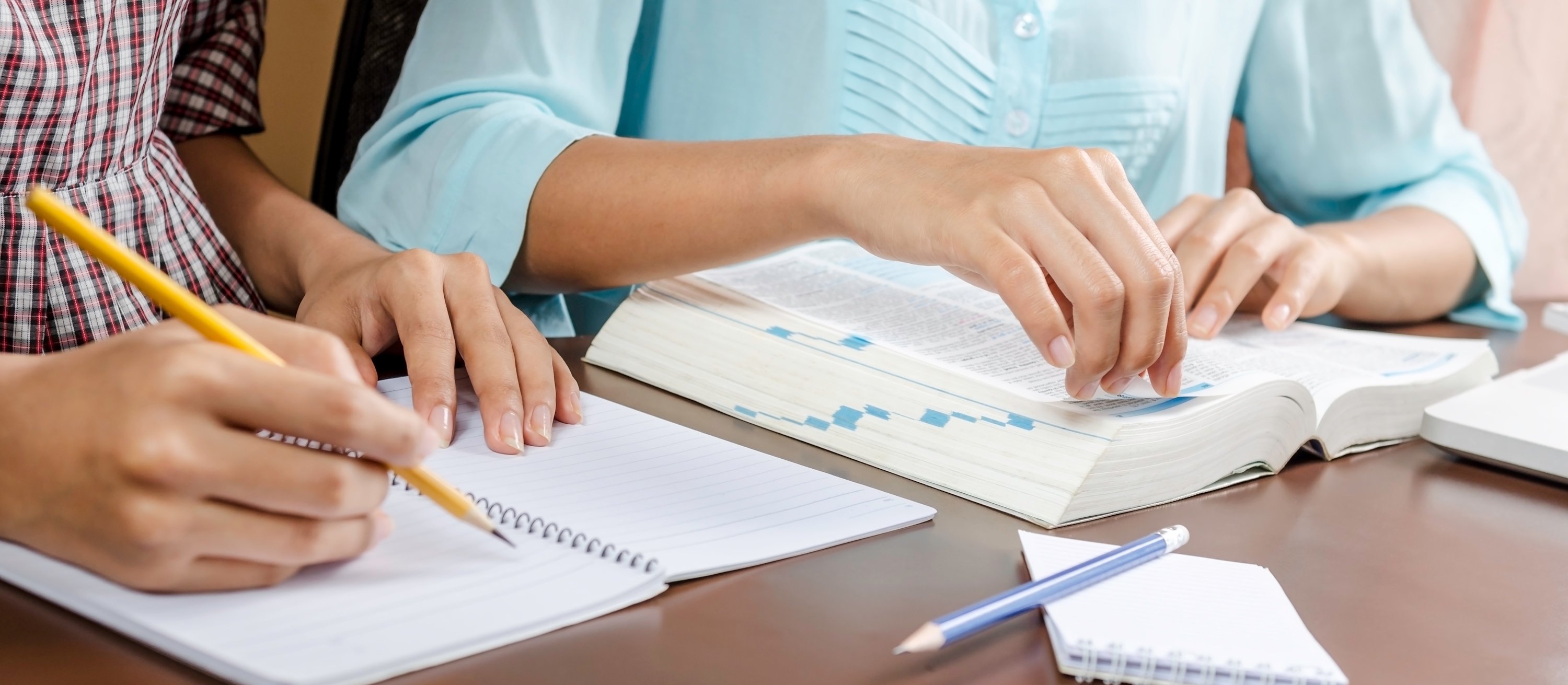 Nauka języka tylko z papierowym słownikiem. Dlaczego warto z niego korzystać w dobie AI?