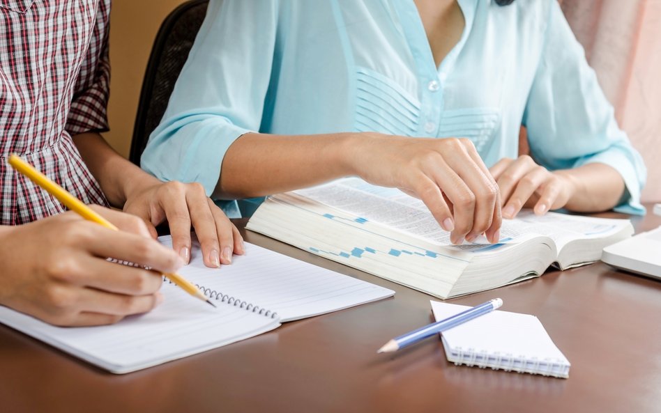 Sabina Bursy: Przyczyną „wymierania” tradycyjnych słowników jest zdecydowanie rozwój cywilizacji.