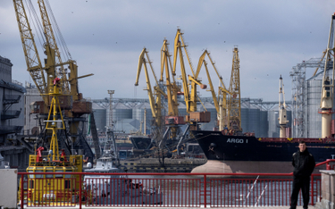 Masowiec ARGO I cumuje w terminalu zbożowym portu w Odessie