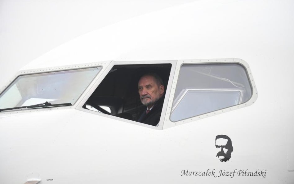 Minister obrony narodowej Antoni Macierewicz w samolocie Boeing 737-800 w 1. Bazie Lotnictwa Transpo