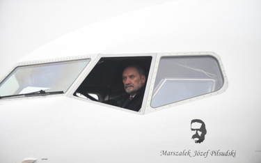 Minister obrony narodowej Antoni Macierewicz w samolocie Boeing 737-800 w 1. Bazie Lotnictwa Transpo