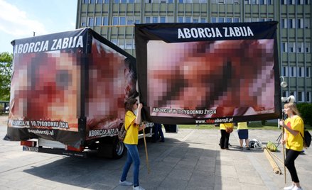 Jednak z pikiet, na których prezentowane były drastyczne zdjęcia płodów ludzkich