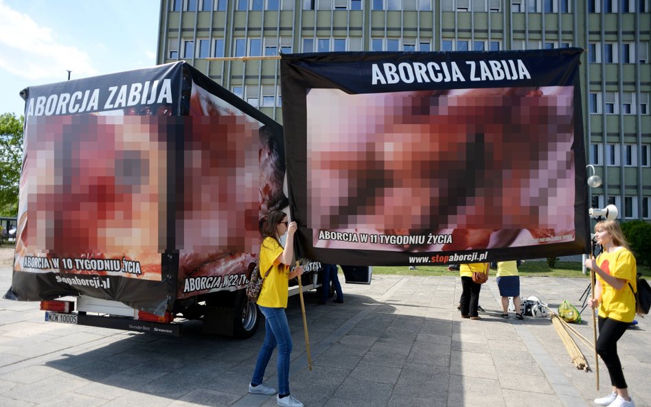 Jednak z pikiet, na których prezentowane były drastyczne zdjęcia płodów ludzkich