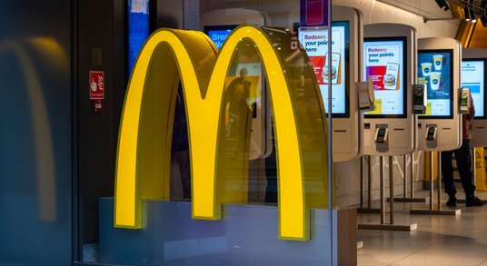 Sieć restauracji McDonald rozczarowała w II kwartale zarówno pod względem przychodu, jak i zysku na 
