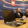 Konferencja ministra Ćwiąkalskiego w 2011 r. Na stole - zepsuty laptop Zbigniewa Ziobry