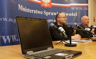 Konferencja ministra Ćwiąkalskiego w 2011 r. Na stole - zepsuty laptop Zbigniewa Ziobry