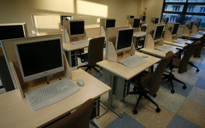Ile komputerów w szkołach
