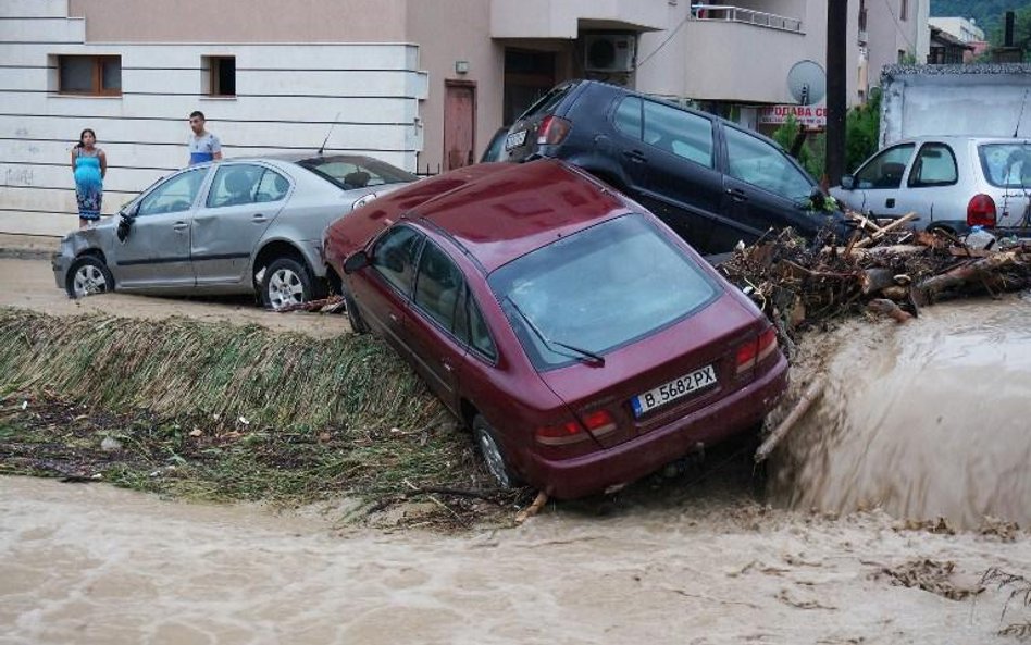 zniszczenia na ulicach Warny