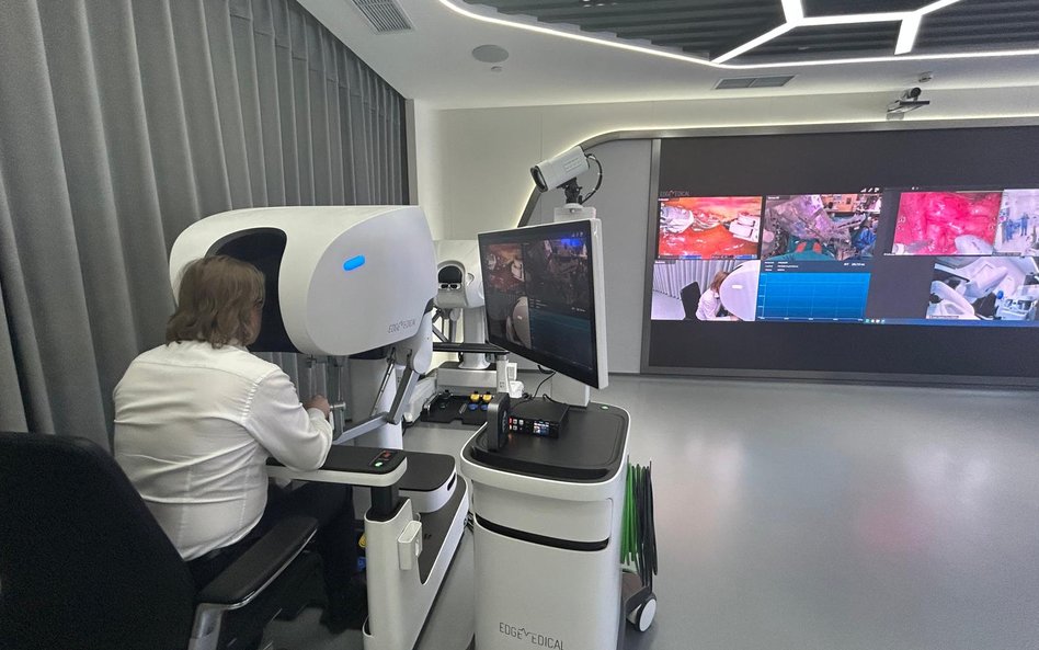 Podczas gdy operatorzy znajdowali się w Azji, pacjenci leżeli na salach operacyjnych w Warszawie.