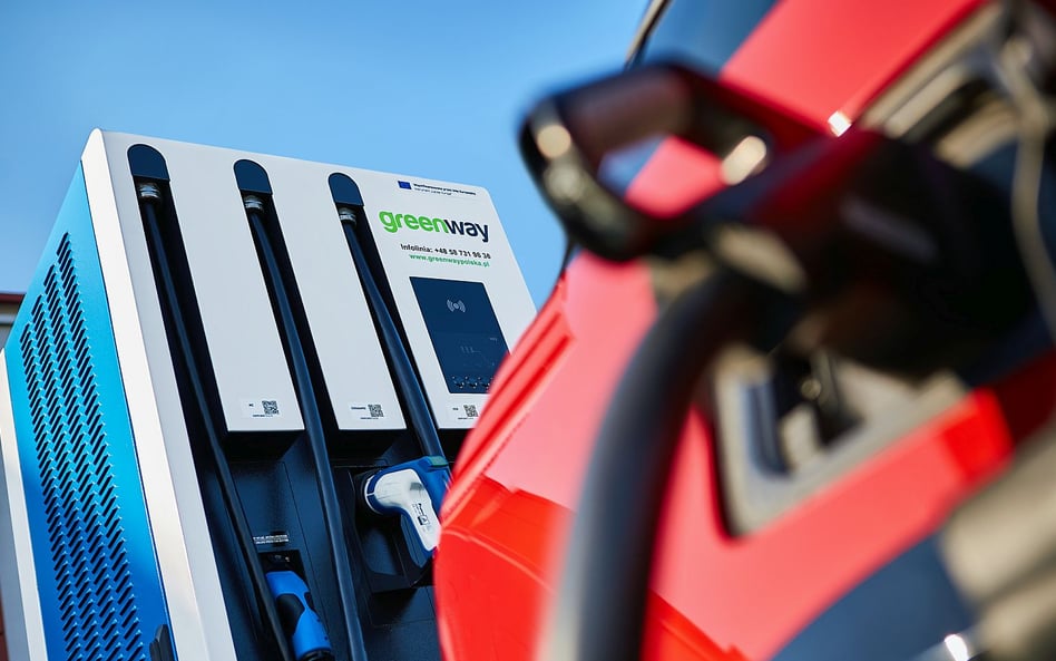 Ładowanie za darmo. GreenWay i Tesla pomagają pomagającym
