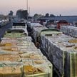 Ciężarówki z pomocą humanitarną i paliwem w kolejce na przejściu granicznym w Rafah po stronie Egipt