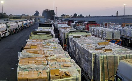 Ciężarówki z pomocą humanitarną i paliwem w kolejce na przejściu granicznym w Rafah po stronie Egipt