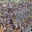 Chińczycy w upalne letnie dni spędzają wolny czas na plaży w miejscowości Qingdao w chińskiej prowin