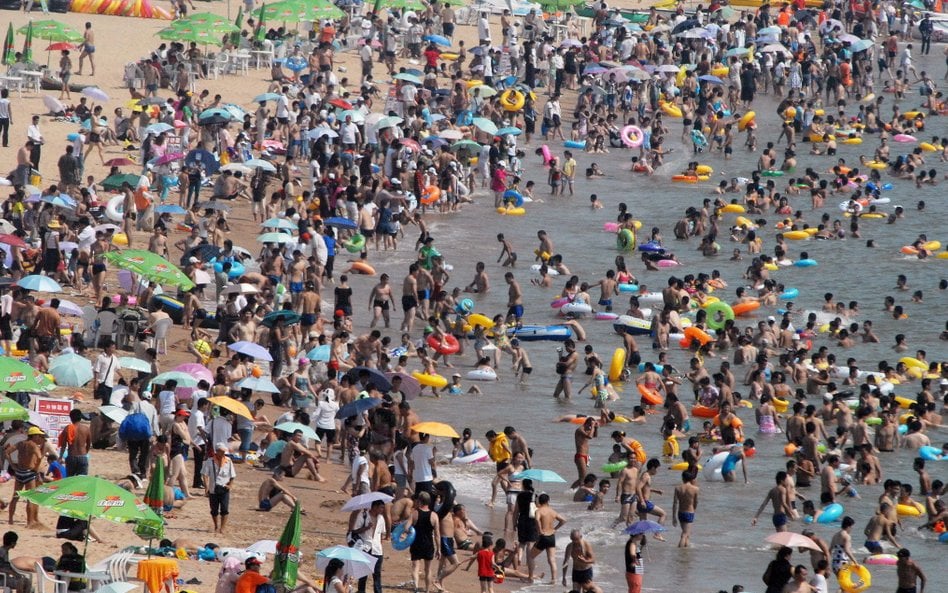 Chińczycy w upalne letnie dni spędzają wolny czas na plaży w miejscowości Qingdao w chińskiej prowin