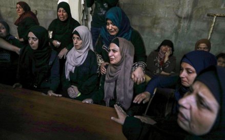 Krewni opłakują zabitego w ataku izraelskim Abdullaha al-Belbasiego z Palestyńskiego Islamskiego Dżi