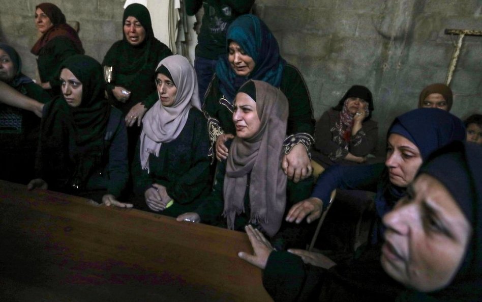 Krewni opłakują zabitego w ataku izraelskim Abdullaha al-Belbasiego z Palestyńskiego Islamskiego Dżi