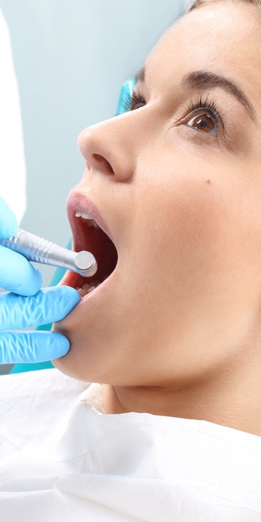 Naukowcy zbadali szkliwo zębów zregenerowane dzięki zastosowaniu stworzonego przez nich żelu, a uzys