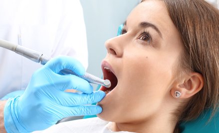 Naukowcy zbadali szkliwo zębów zregenerowane dzięki zastosowaniu stworzonego przez nich żelu, a uzys