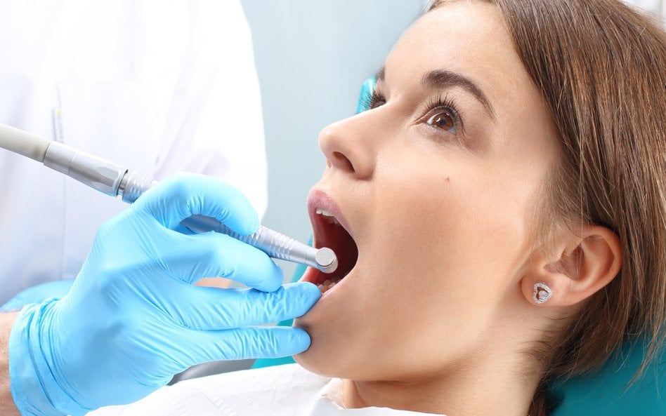 Naukowcy zbadali szkliwo zębów zregenerowane dzięki zastosowaniu stworzonego przez nich żelu, a uzys