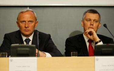 Posłowie PO Czesław Mroczek i Tomasz Siemoniak chcą sprawdzić przetarg na caracale.
