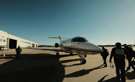 Najbogatsi ludzie na świecie pod lupą. Raport na temat emisji CO2