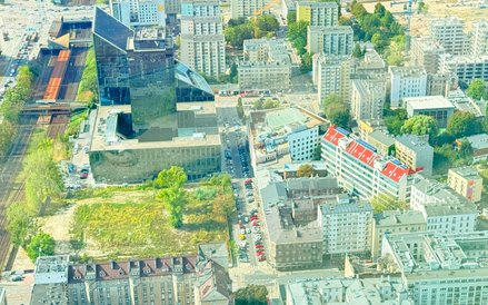 Widok w kierunku Ochoty - widoczna ciekawa bryła siedziby PKO BP