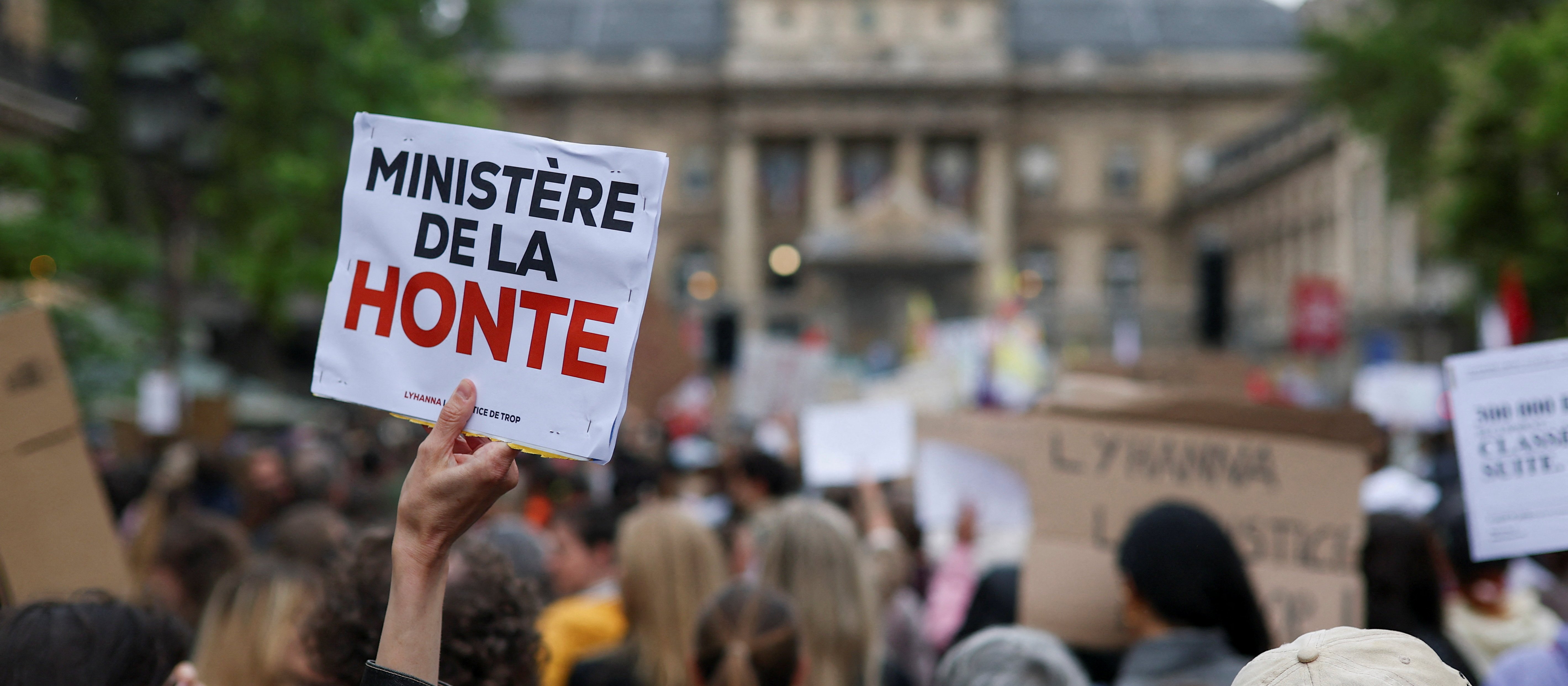 Wielkie protesty we Francji po tragicznej śmierci 11-latki. Żądają zmian w prawie