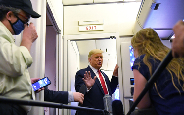 Prezydent Donald Trump 19 października na pokładzie swojego samolotu po wiecu wyborczym w Tucson w A