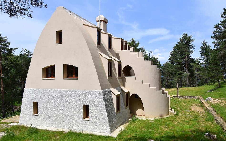 Modernistyczny budynek wybudowano na zamówienie Eusebiego Güella – tego samego, dla którego Antoni G