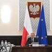 Premier Donald Tusk (P) przewodniczy specjalnemu posiedzeniu rządu w KPRM w Warszawie, 26 bm. Rząd p