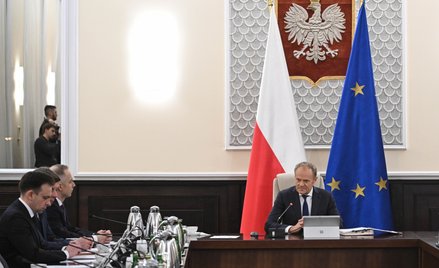 Premier Donald Tusk (P) przewodniczy specjalnemu posiedzeniu rządu w KPRM w Warszawie, 26 bm. Rząd p