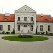 Odrestaurowany dworek z 1850 r. o pow. 450 mkw., na działce o pow. 30 tys. mkw., w Janówku, ok. 70 k