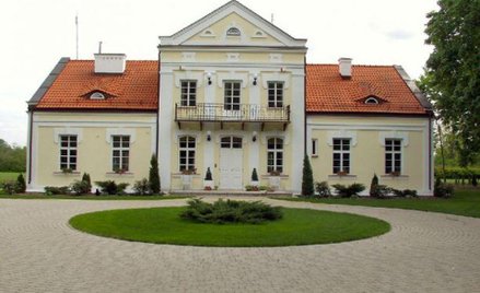 Odrestaurowany dworek z 1850 r. o pow. 450 mkw., na działce o pow. 30 tys. mkw., w Janówku, ok. 70 k