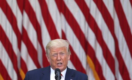 Donald Trump nie nosi maseczki. "Całkowity dureń"