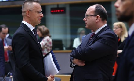 Peter Szijjarto, szef MSZ Węgier (po lewej)